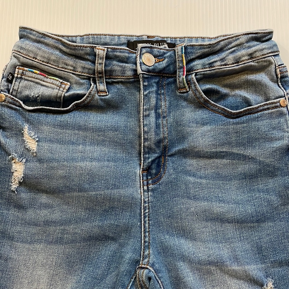 Judy Blue rainbow stitch skinny fit distressed jean. Women’s size 26